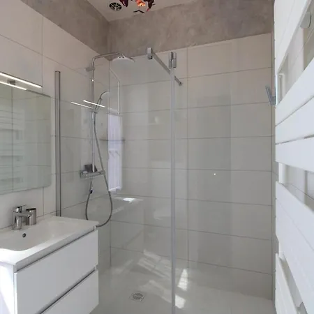Auvergne Avec Piscine, Proche Aurillac Et Puy Mary, Terrains Et Activites A Proximite - Fr-1-742-52 Holiday home *
